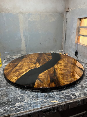 Mesa de jantar em madeira com resina river table