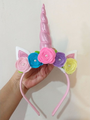 Tiara unicórnio feltro com rosas
