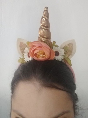 Tiara unicórnio feltro com rosas