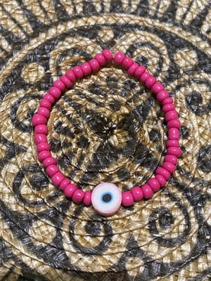 Pulseira de miçangas pequenas mais pingente