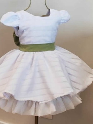 Vestido infantil branco com verde oliva