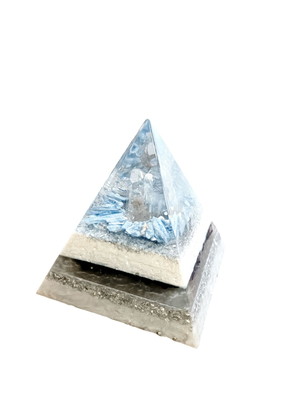 Orgonite 15 cm de proteção arcanjo miguel com cianita azul