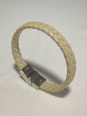 Pulseira em couro trançado bege com fecho magnético prata