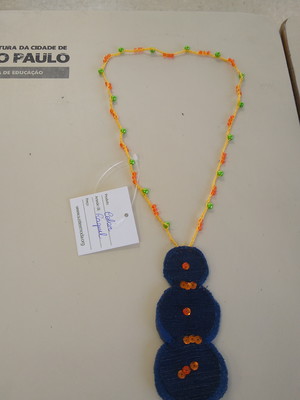 Colar de crochê com pingente feito com jeans