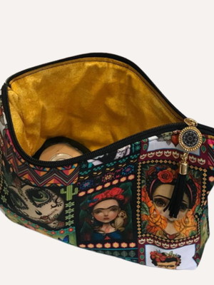 Necessaire grande com zíper.