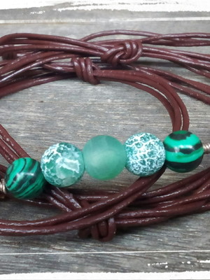 Pulseira de couro ecológico e ágata verde
