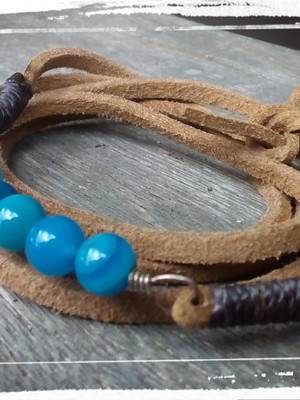 Pulseira de couro ecológico e ágata azul