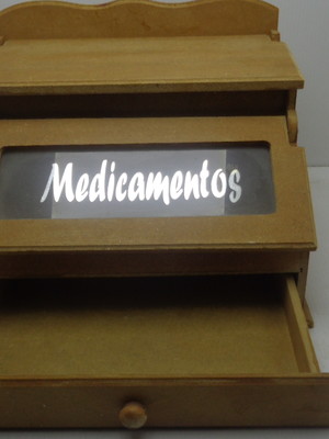 Farmacinha com divisórias e gaveta.