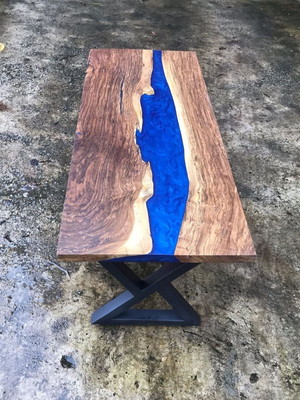 Mesa de centro em madeira e resina epoxi