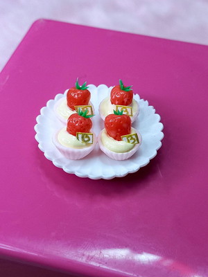 Cestinha de chocolate branco com morango para barbie