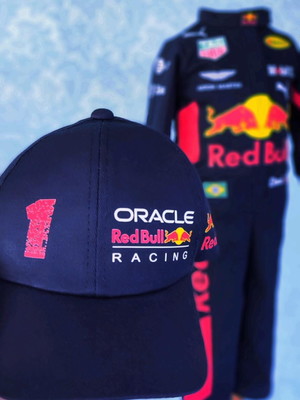 Macacão piloto redbull com boné