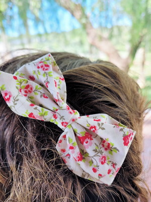 Laço de cabelo tecido florido e bico de pato – infantil