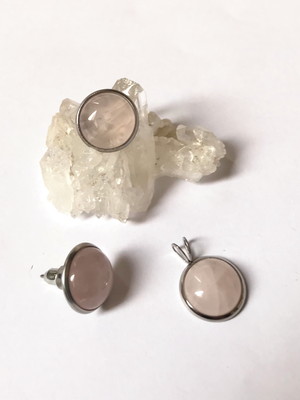 Conjunto brincos e pingente quartzo rosa cabochao aço inox