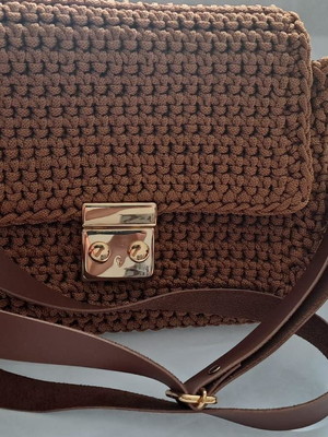 Bolsa carteira marrom de crochê - fios de náutico