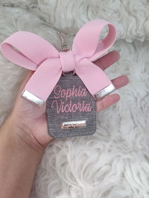 Chaveiro com laço de bolsa maternidade cinza linho e rosa