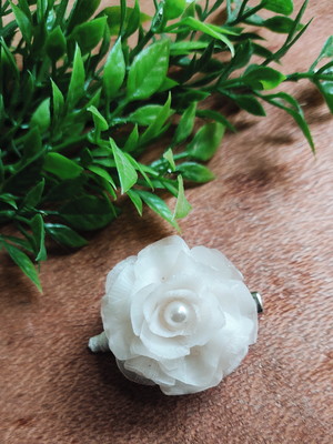 Presilha (enfeite) de cabelo flor de escamas
