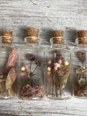 Lembrancinhas de garrafinhas com flores naturais secas
