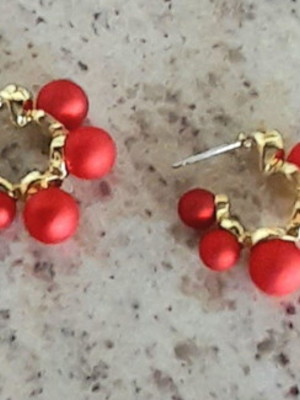 Brinco de pérolas vermelho