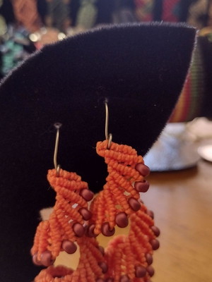 Brincos de macrame com miçanga