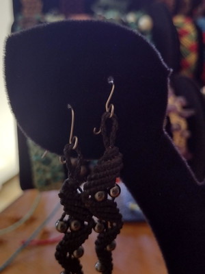 Brincos de macrame com pedras