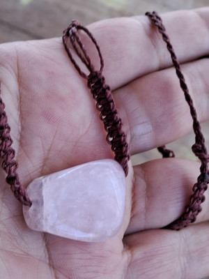 Cordão macramê com pingente quartzo rosa