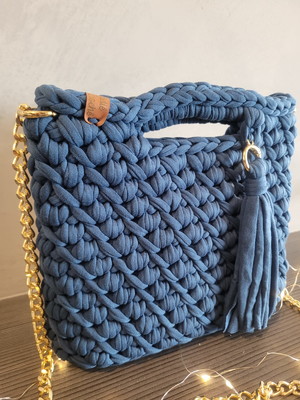 Bolsa fio de malha com alça corrente dourada e tassel