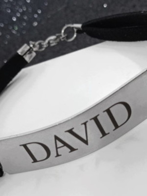 Pulseira em cordão de couro duplo com placa aço inox