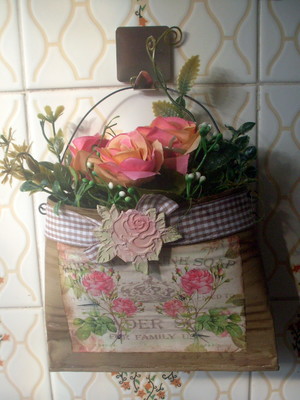 Vaso decorativo de lata com rosas artificiais