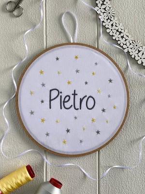 Porta maternidade menino bastidor bordado estrelas cinza