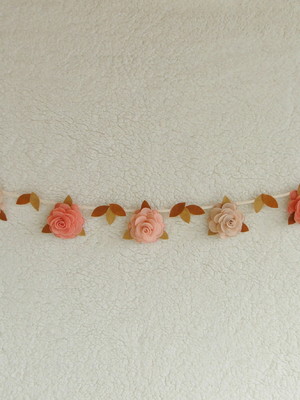 Varal cordão berço bebê flor rosa salmão bege pêssego feltro