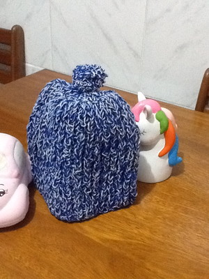 Touca de lã azul mescla, com pompom