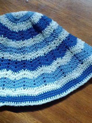Chapéu de crochê tons de azul e branco