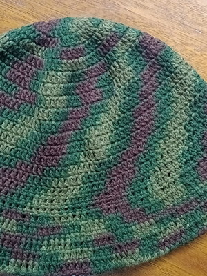 Chapéu de crochê verde floresta camuflado