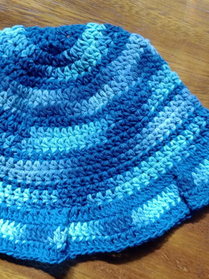 Chapéu de crochê tons de azul