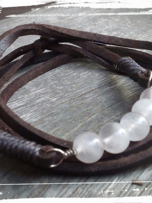 Pulseira de couro ecológico e quartzo rosa