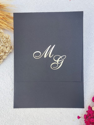 Envelope para convite preto com iniciais