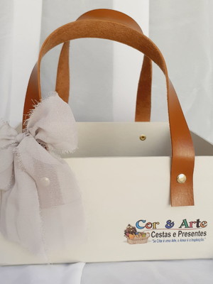 Cesta cartonada personalizada, com laço rústico