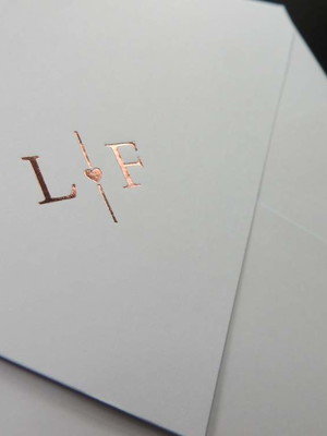 Envelope casamento branco clássico brasão