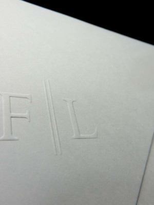 Envelope convite casamento branco iniciais em relevo seco