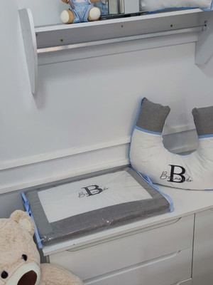 Trocador reto + almofada amamentar branco e cinza com azul