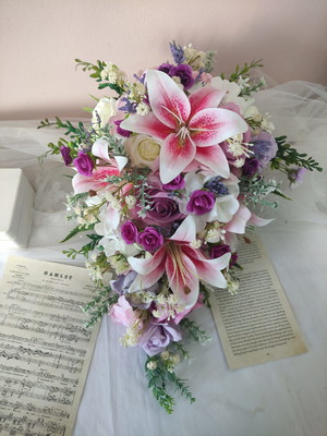 Buque de noiva cascata roxo, rosa e branco