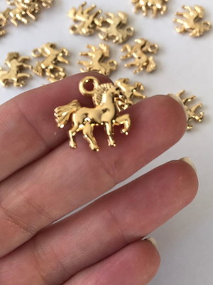 Pingente cavalo - dourado ( 30 peças no pacote)