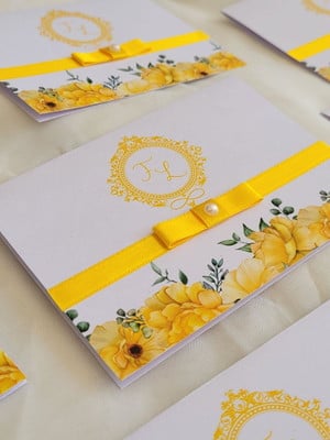 Convite amarelo floral
