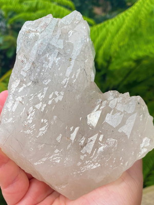 Quartzo elestial (quartzo jacaré) com rutilos e lemúria