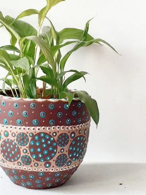 Vaso de barro pintado a mão