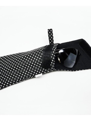 Capa acolchoada porta óculos com fecho preto poá branco *