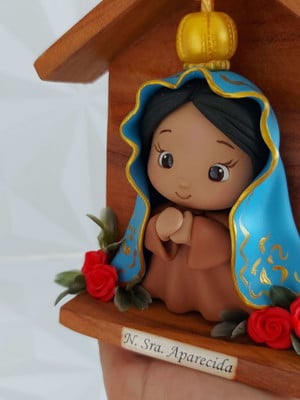 Nossa senhora aparecida em biscuit com oratório de madeira