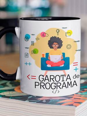 Caneca garota negra de programa programadora