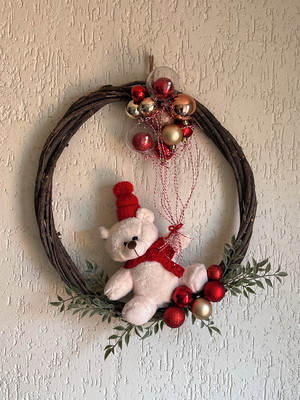 Guirlanda de natal com ursinho e bolas vermelhas e douradas