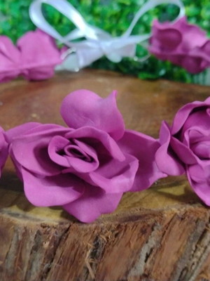Coroa de flores daminha violeta